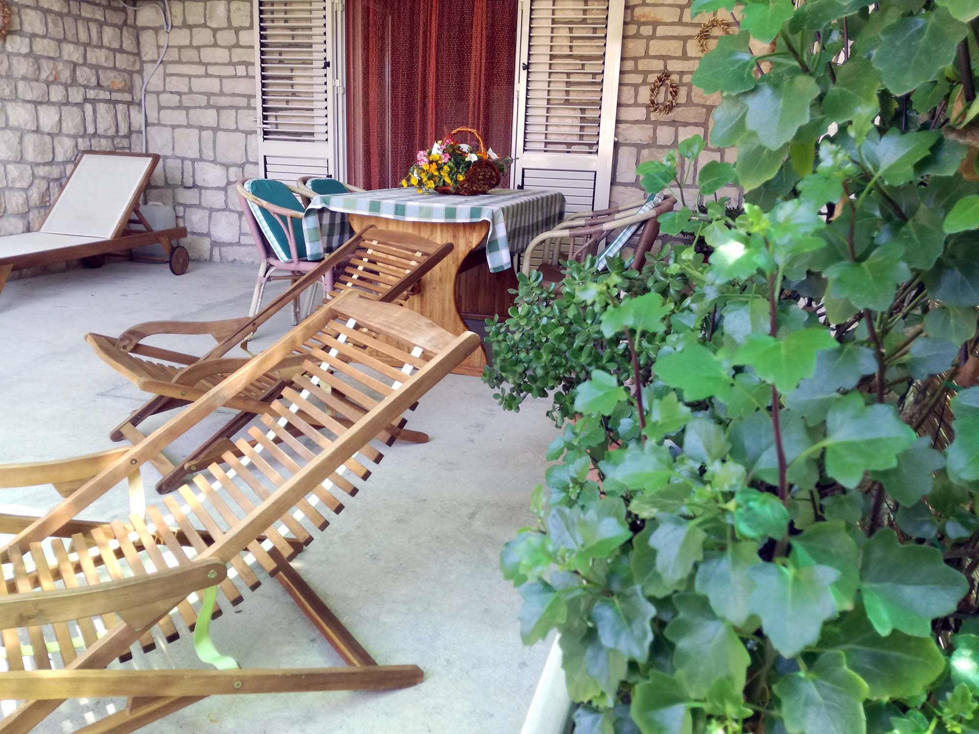 Two bedroom apartment near beach Rukavac, Vis  A-a