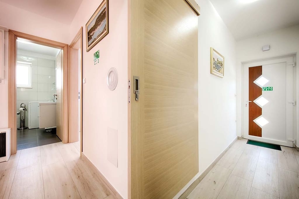 One bedroom apartment near beach Rukavac, Vis  A-b