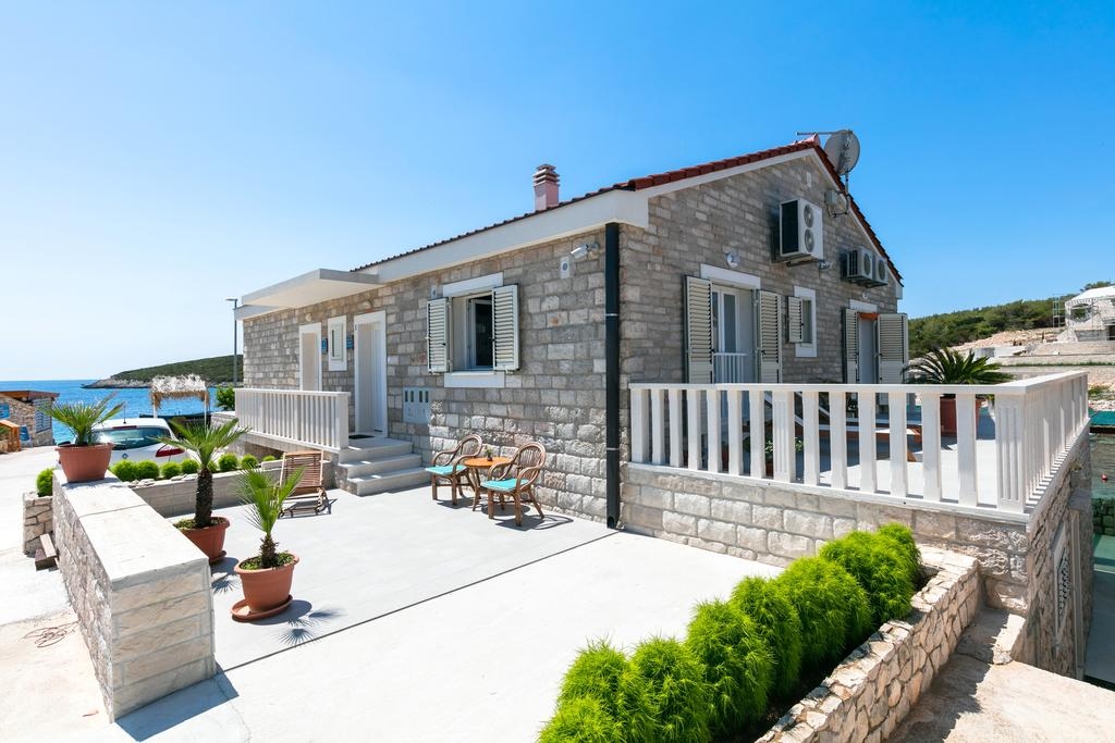 One bedroom apartment near beach Rukavac, Vis (A-15352-b)