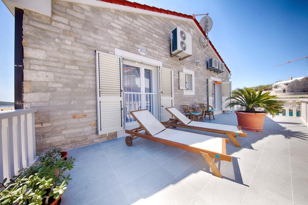 One bedroom apartment near beach Rukavac, Vis  A-b