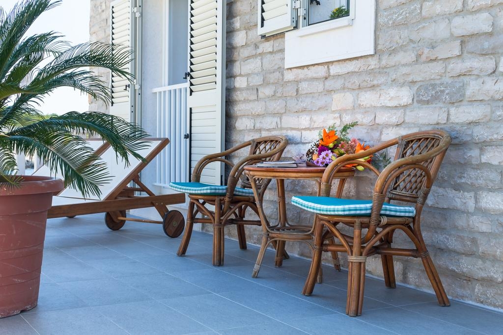 One bedroom apartment near beach Rukavac, Vis  A-b