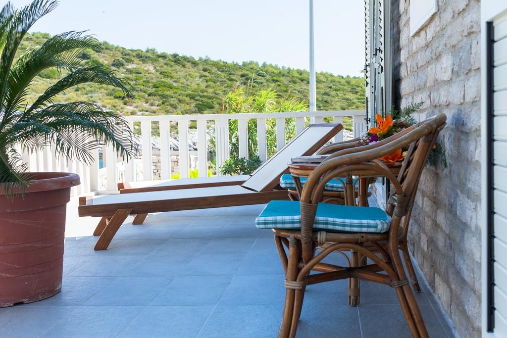 One bedroom apartment near beach Rukavac, Vis  A-b