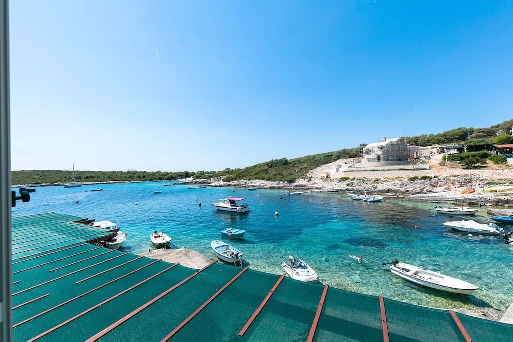 One bedroom apartment near beach Rukavac, Vis  A-b