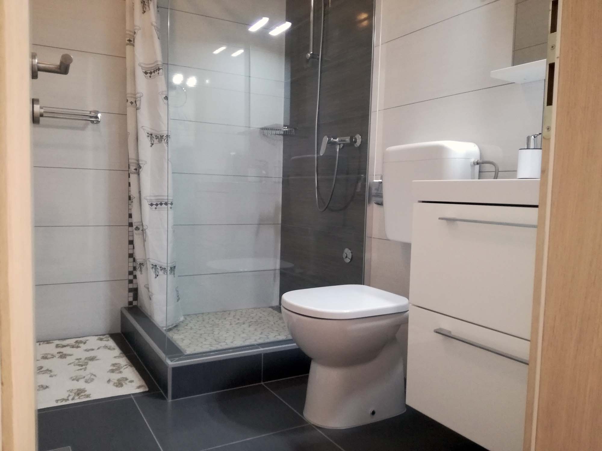Two bedroom apartment near beach Rukavac, Vis  A-a