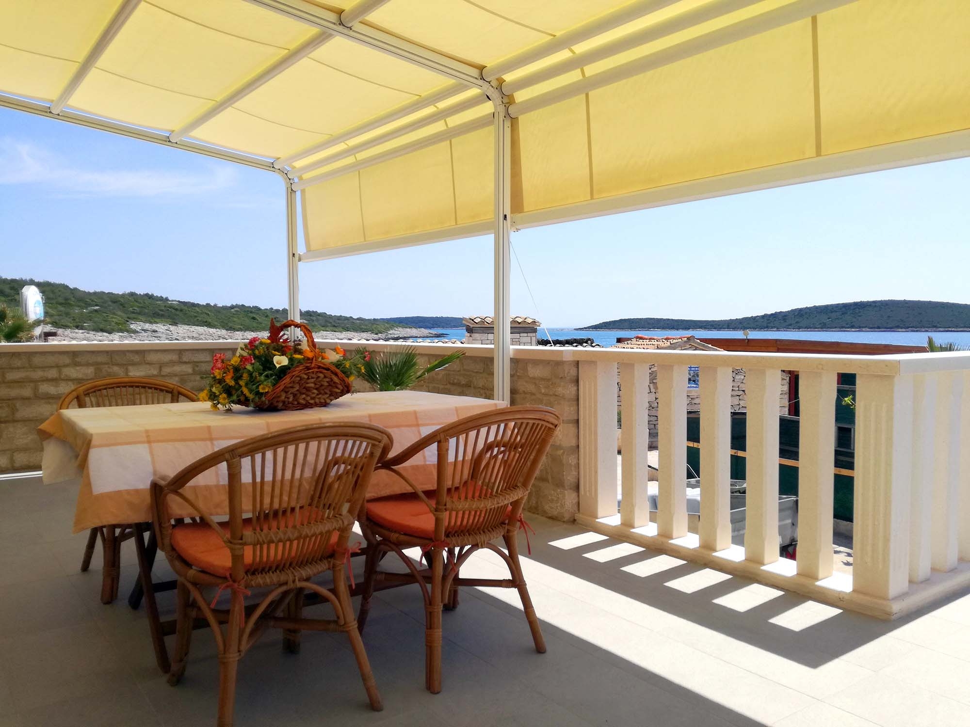 Two bedroom apartment near beach Rukavac, Vis  A-a
