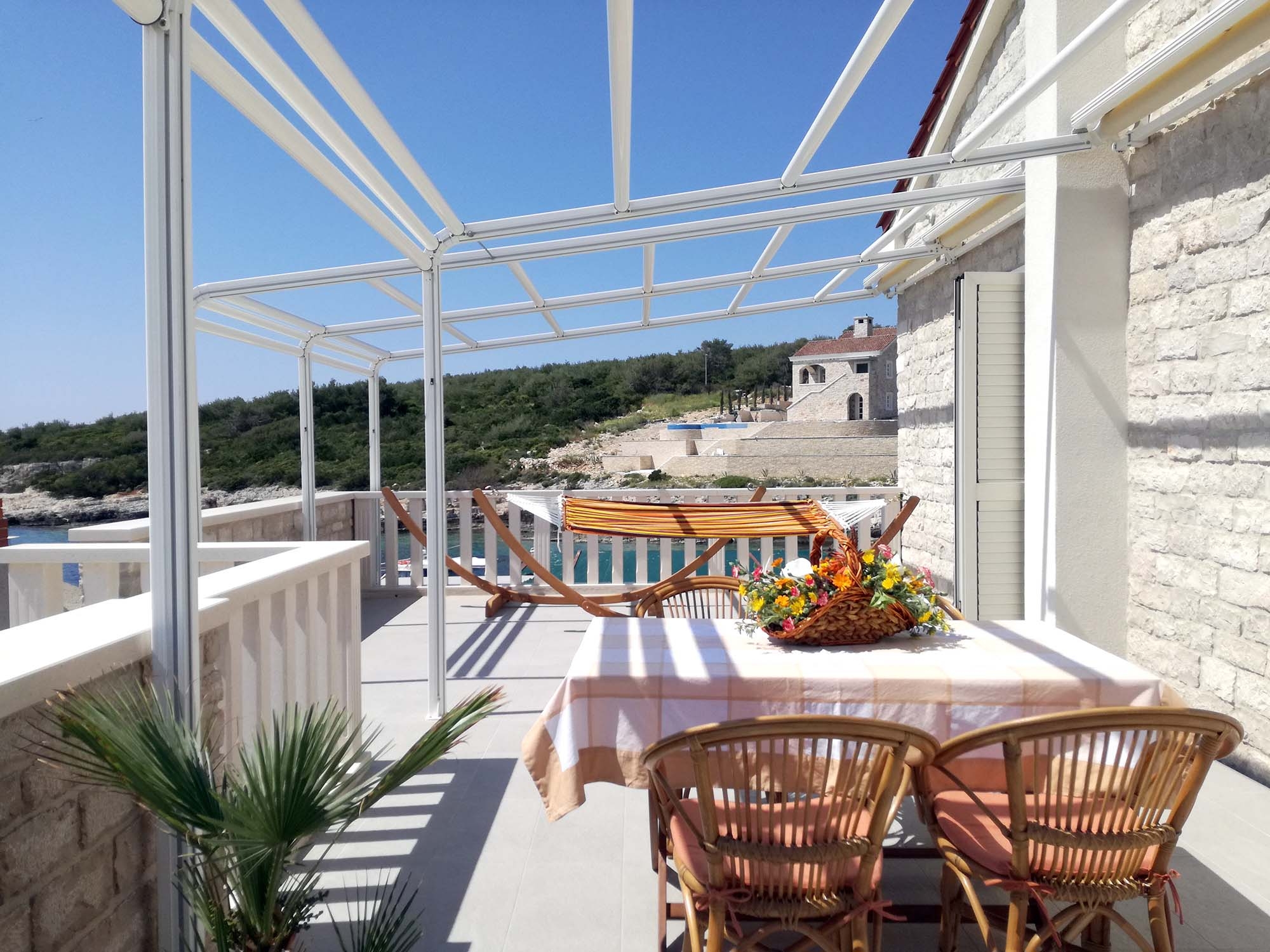Two bedroom apartment near beach Rukavac, Vis  A-a
