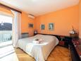 Ložnice 1 Makarska, Ložnice 1 v ubytování typu apartment, s klimatizací, domácí mazlíčci povoleni a WiFi.