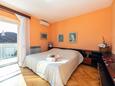 Makarska, Bedroom 1 in the apartment, air condition available, (pet friendly) and WiFi.