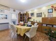 Makarska, Dining room 1 in the apartment, air condition available, (pet friendly) and WiFi.