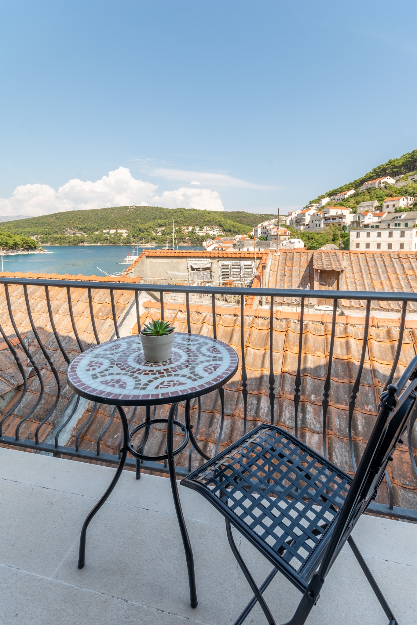 Two bedroom apartment with balcony and sea view Pučišća, Brač  A-a