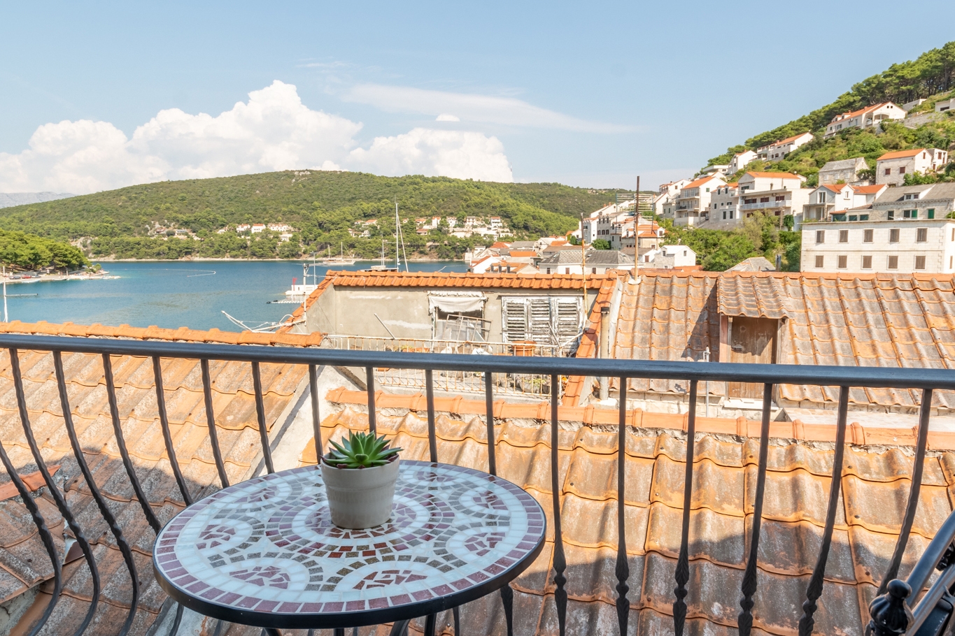 Two bedroom apartment with balcony and sea view Pučišća, Brač  A-a