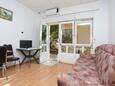 Obývací pokoj Dugi Rat, Obývací pokoj v ubytování typu studio-apartment, s klimatizací a WiFi.