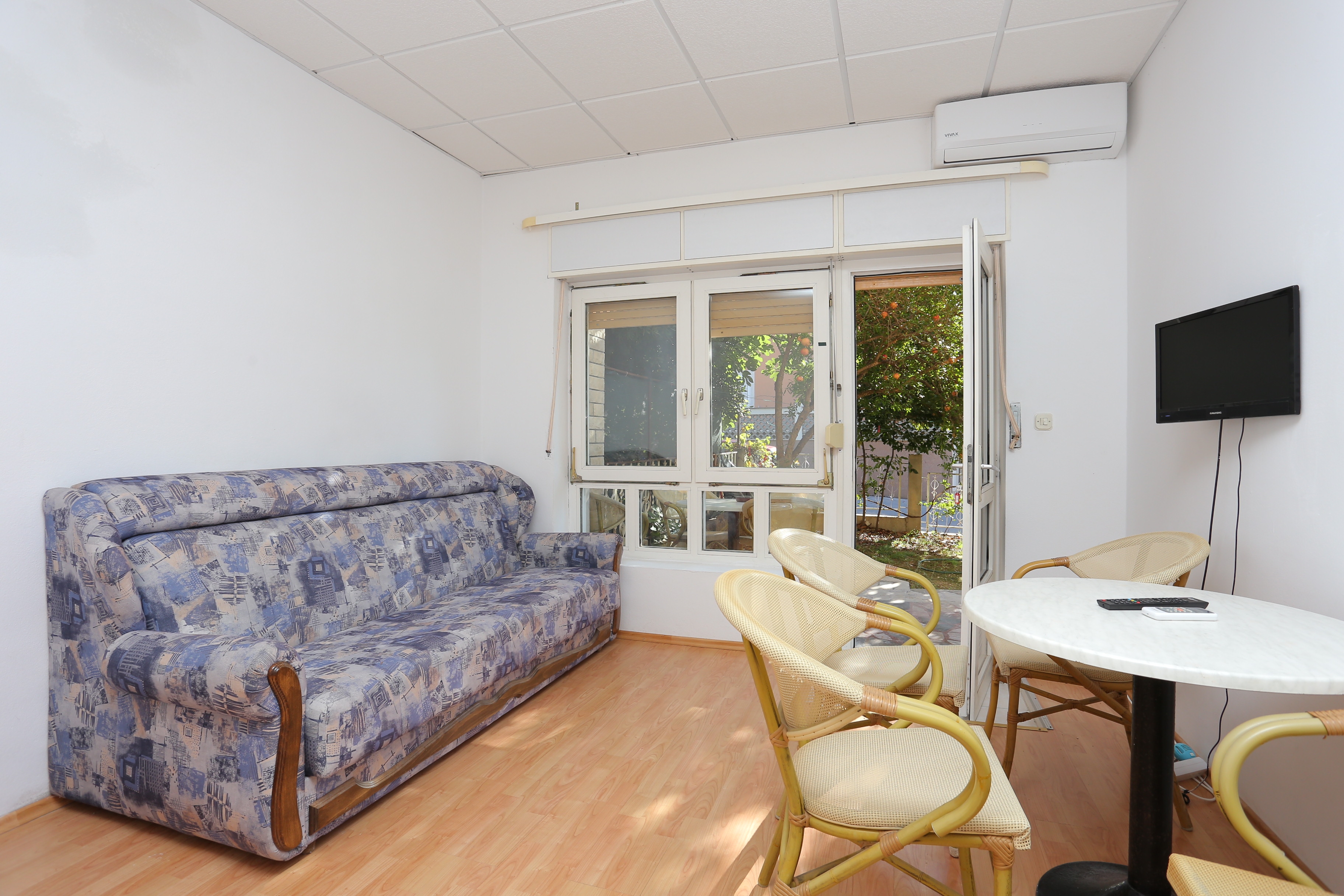 Studio flat with terrace Dugi Rat, Omiš (AS-15417-c)