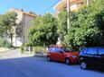 Dugi Rat, Omiš, Parkeerplaats 15417 - Appartementen with pebble beach.