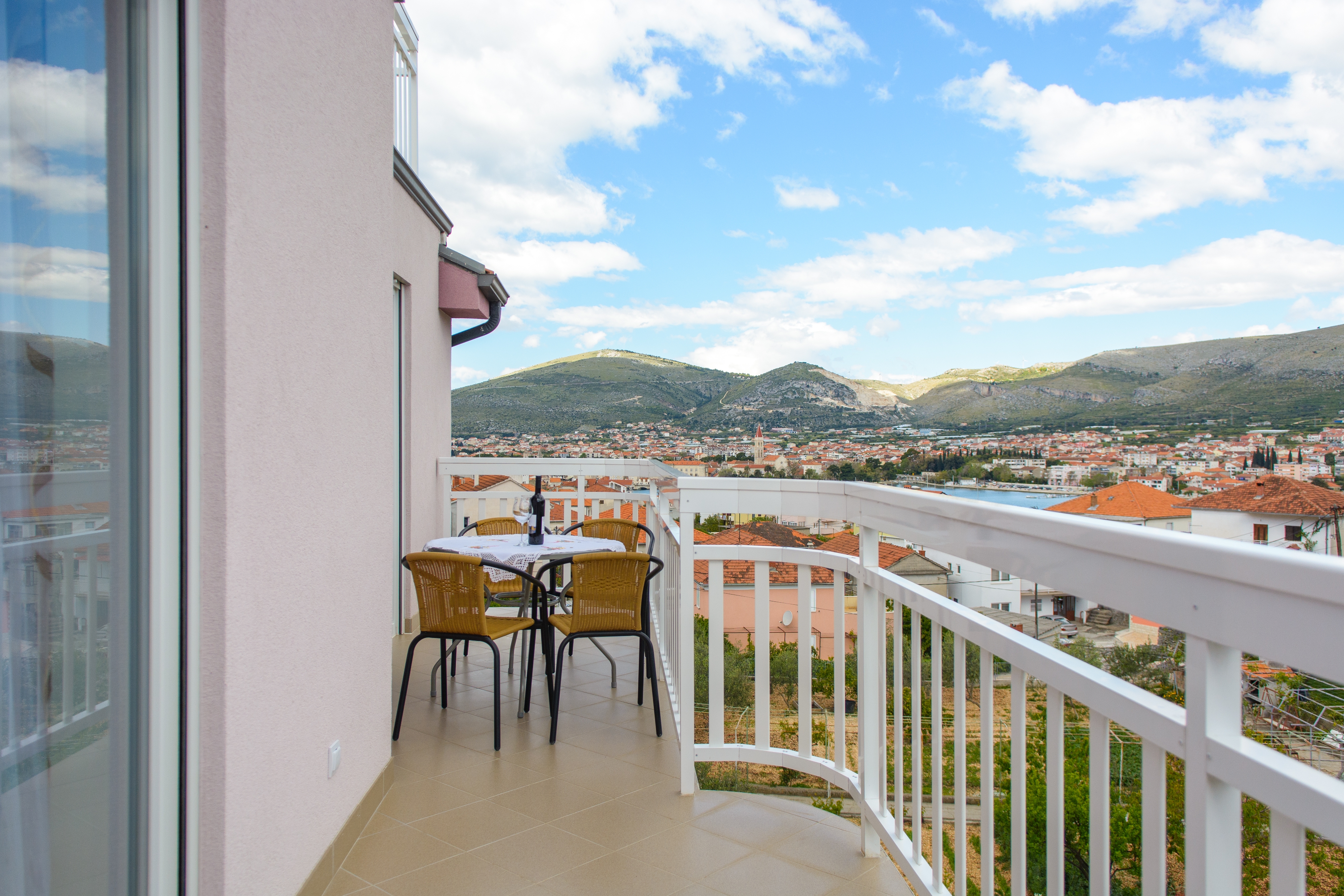 One bedroom apartment with terrace and sea view Trogir (A-15440-c)