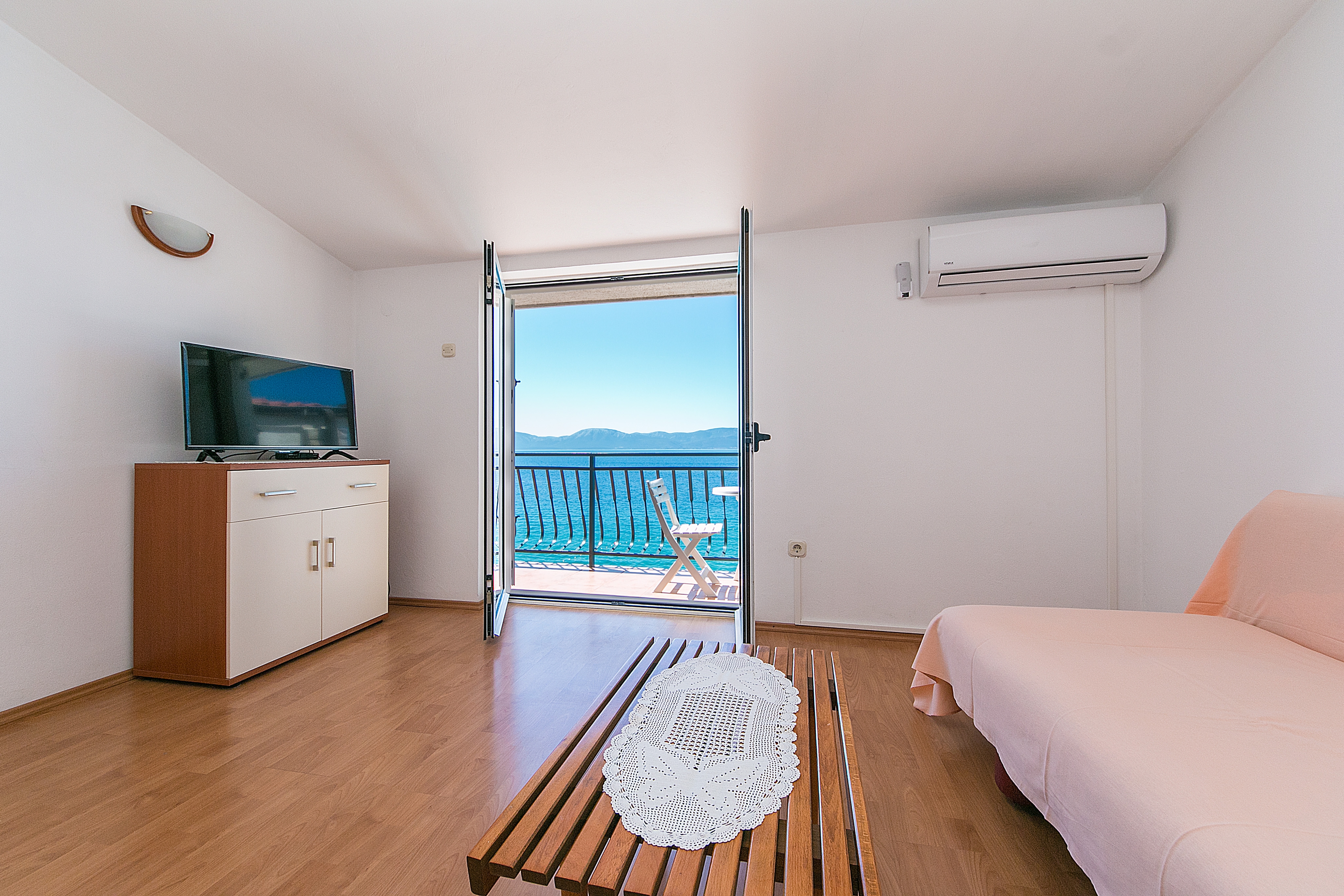 One bedroom apartment near beach Brist, Makarska (A-15465-a)