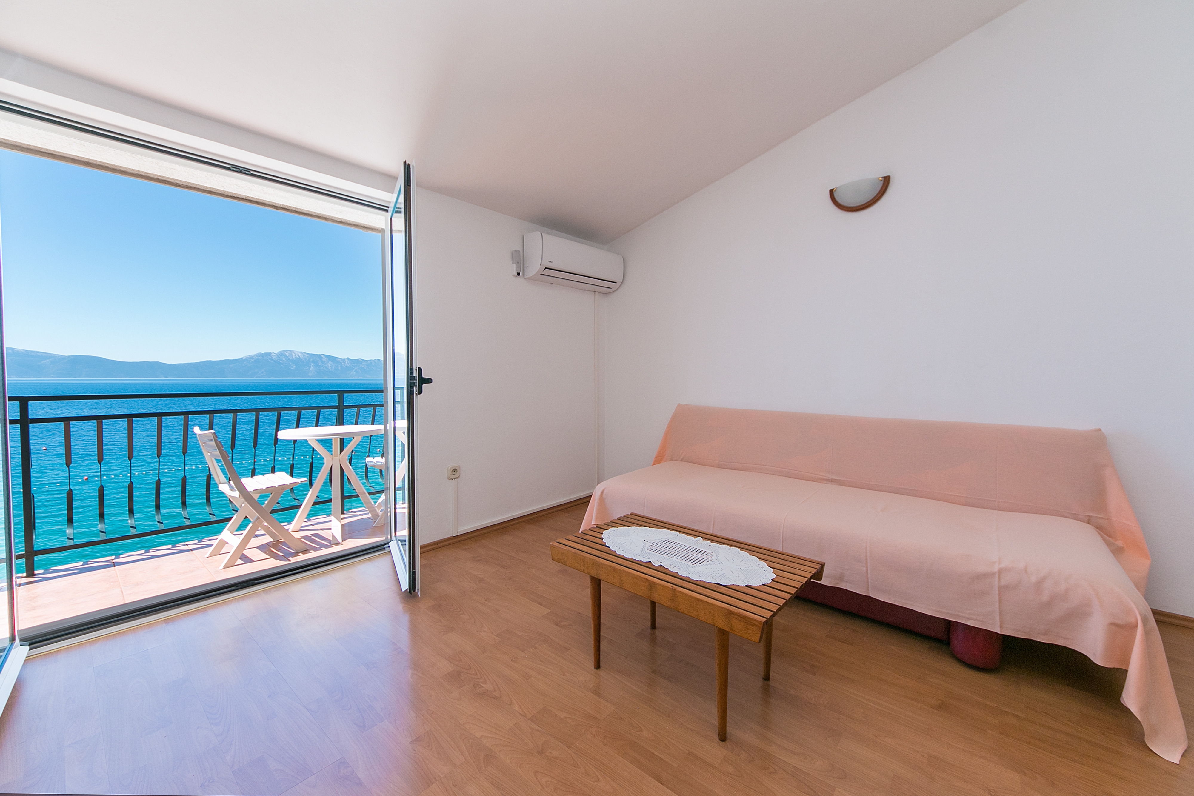 One bedroom apartment near beach Brist, Makarska (A-15465-a)