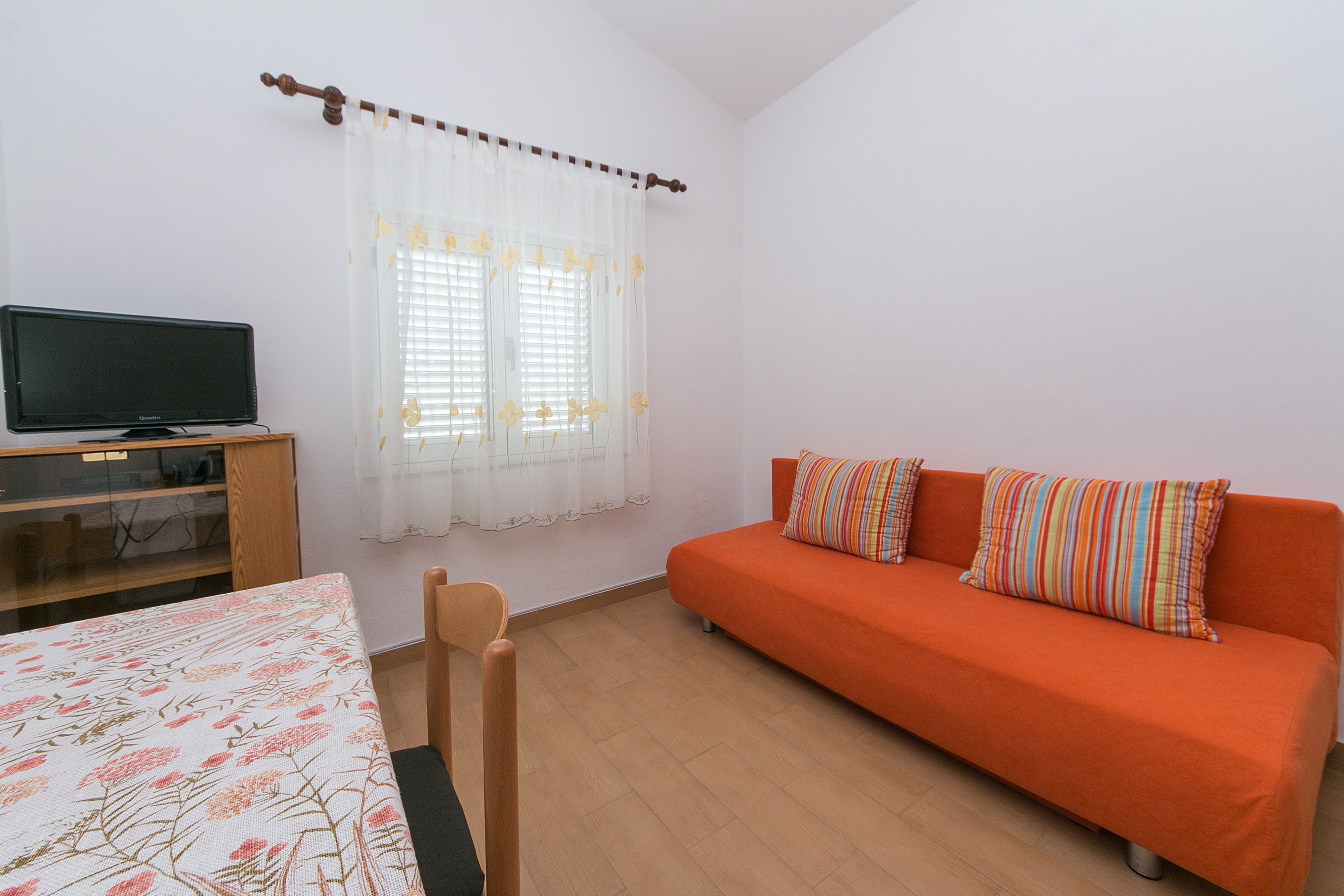 One bedroom apartment near beach Brist, Makarska (A-15465-b)