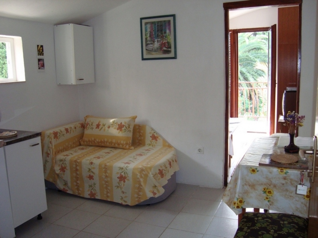 One bedroom apartment near beach Brist, Makarska (A-15465-c)