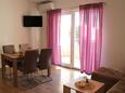 Podaca, Comedor in the apartment, air condition available y WiFi.