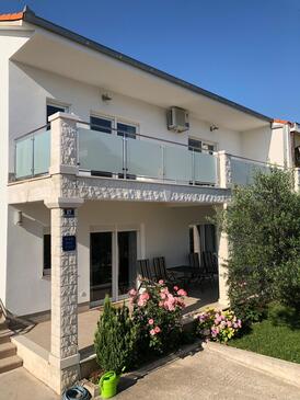 Kaštel Kambelovac, Kaštela, Objekt 15480 - Apartmani sa šljunčanom plažom.