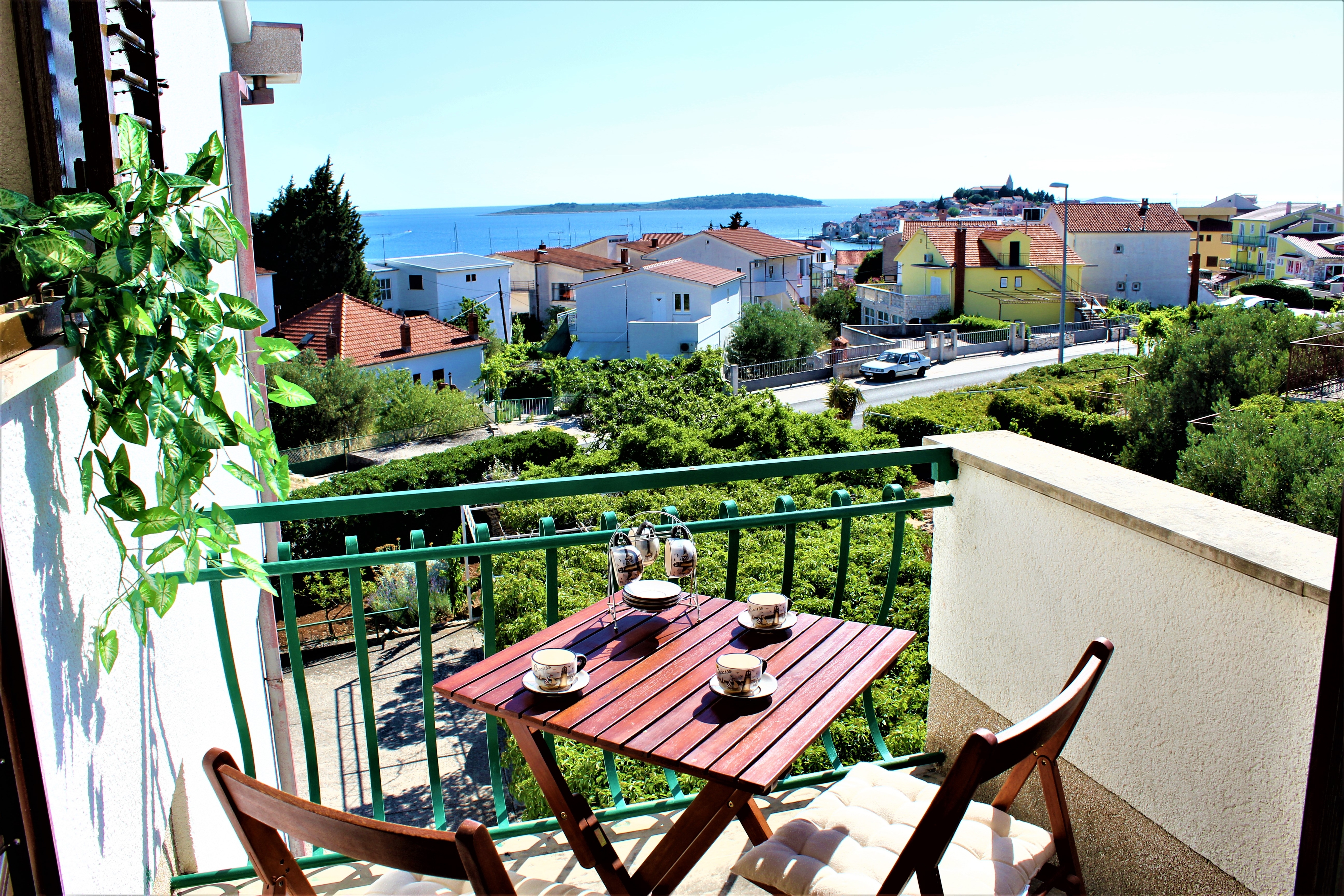 Dvosobni apartman s terasom i pogledom na more Primošten  A-a