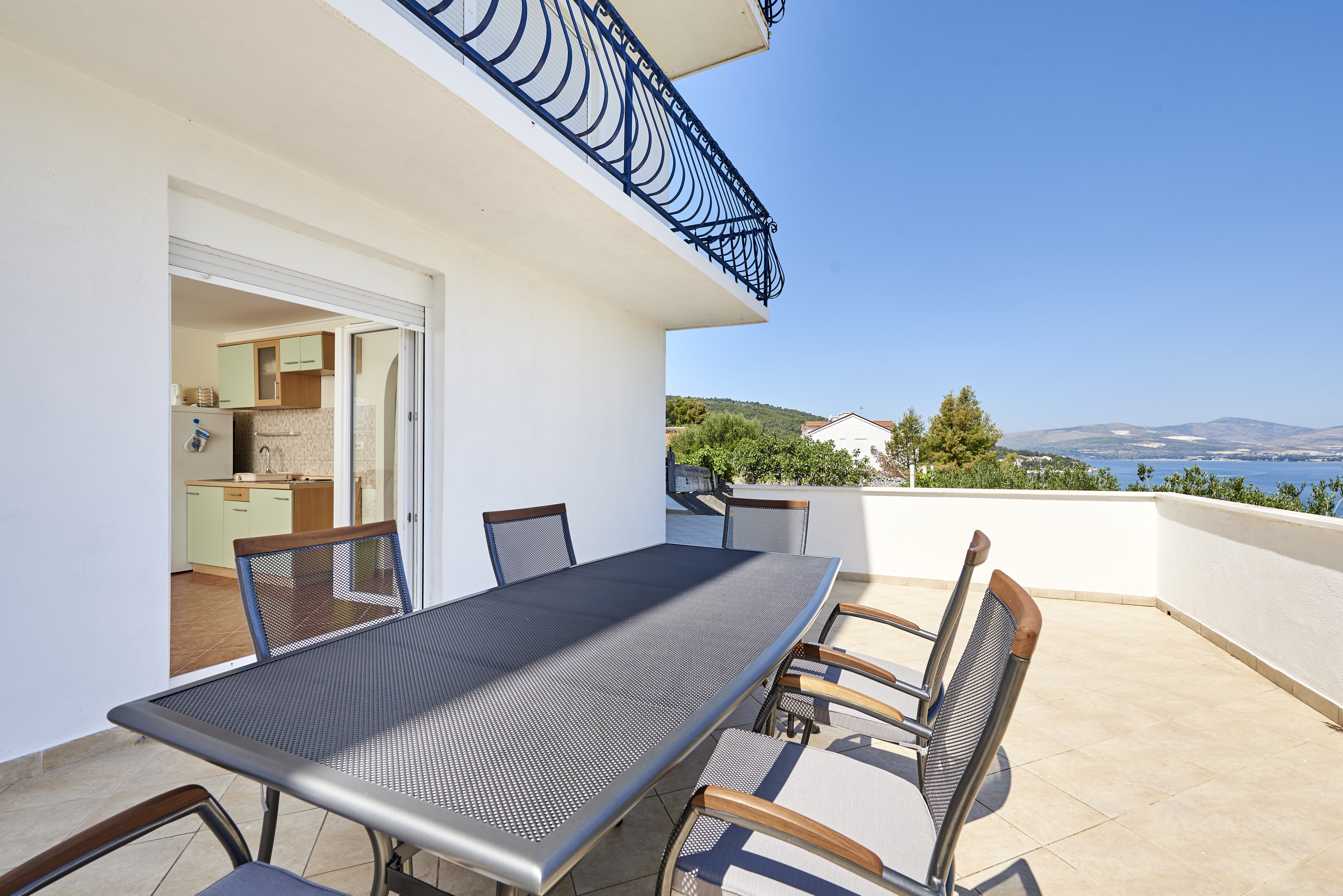 One bedroom apartment with terrace and sea view Slatine, Čiovo (A-15504-b)