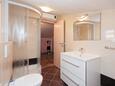 Salle de bain 2 Supetarska Draga - Gonar, Salle de bain 2 dans l’hébergement en type house, animaux acceptés et WiFi.