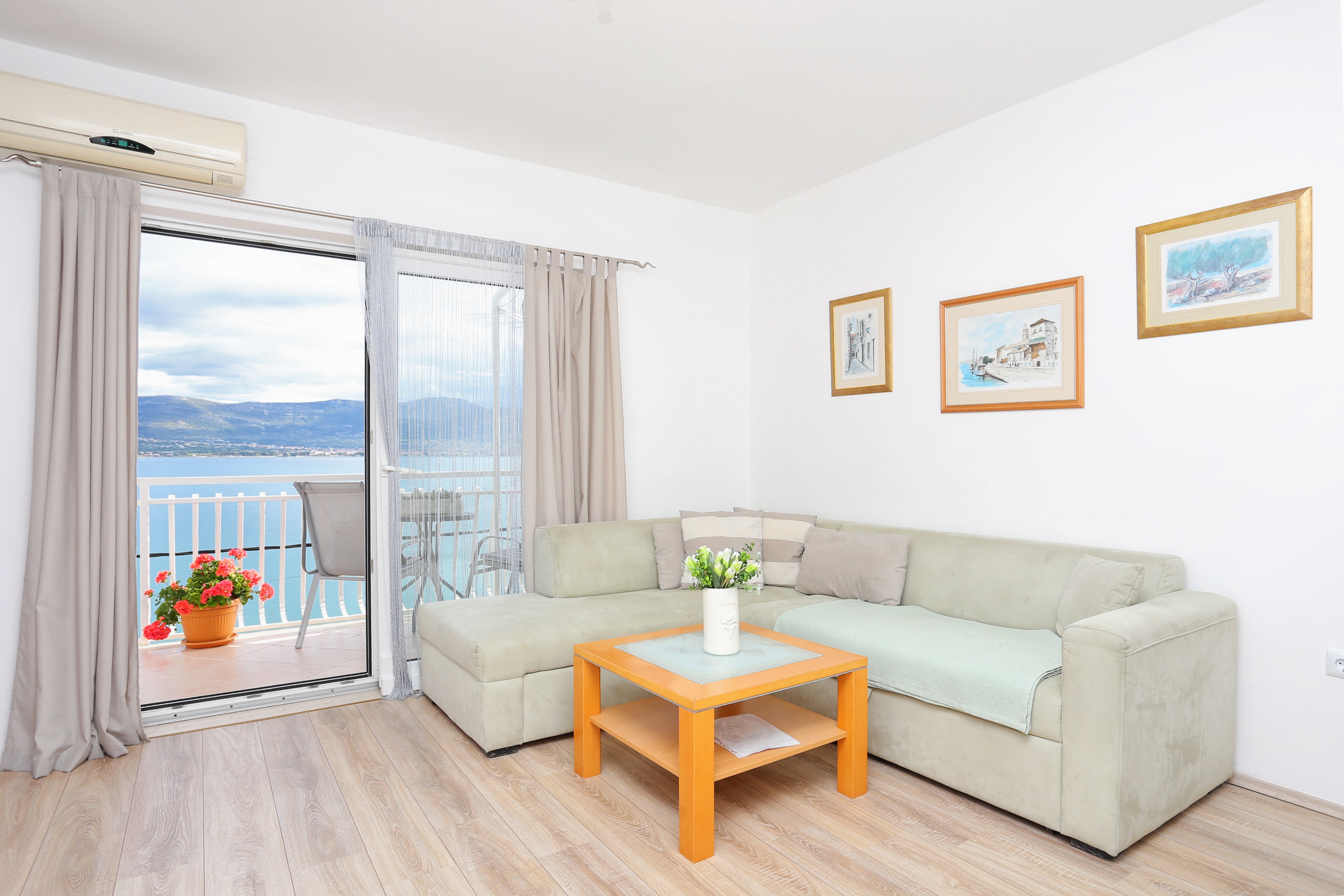 Two bedroom apartment with balcony and sea view Arbanija, Čiovo (A-15595-a)