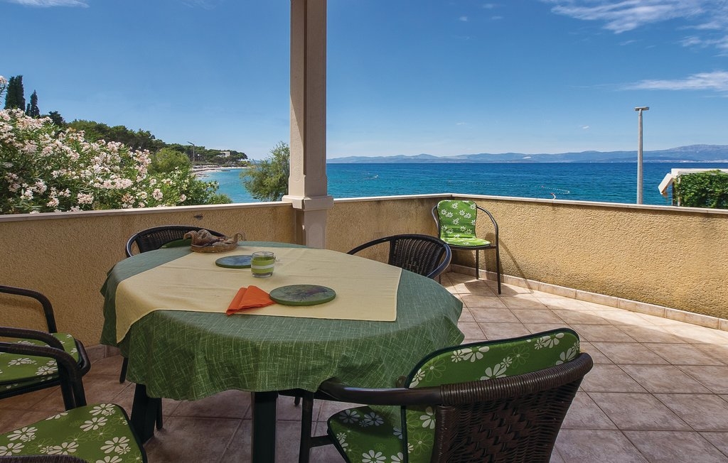 Two bedroom apartment near beach Sutivan, Brač (A-15617-a) Two bedroom apartment near beach Sutivan, Brač (A-15617-a)