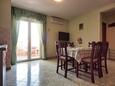 Srima - Vodice, Comedor in the apartment, air condition available y WiFi.