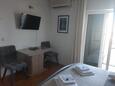 Gradac, Dining room in the studio-apartment, air condition available and WiFi.