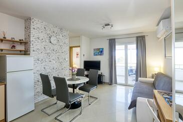 Pirovac, Woonkamer in the apartment, air condition available en WiFi.