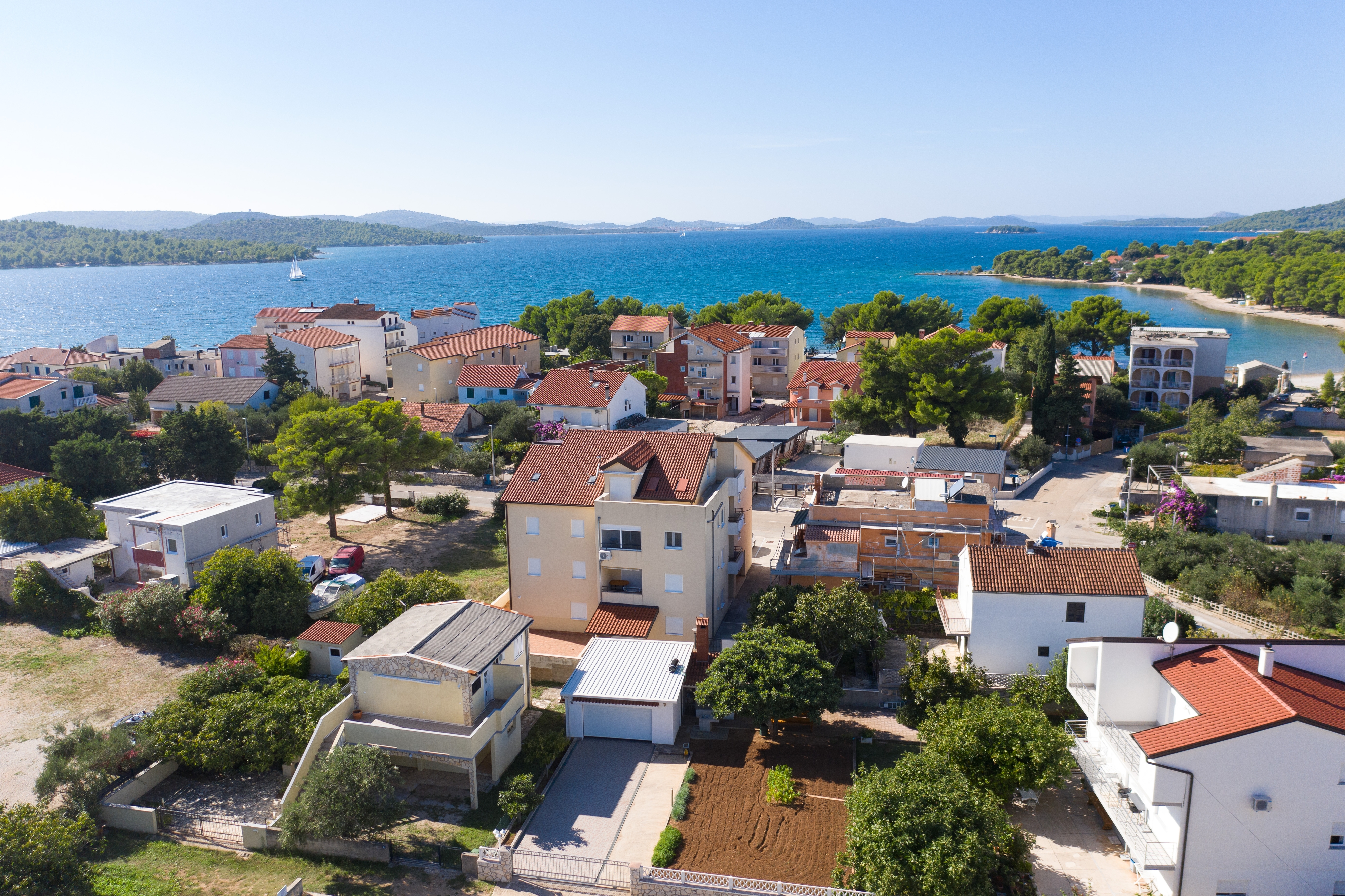 Two bedroom apartment with balcony Pirovac, Šibenik (A-15659-a)