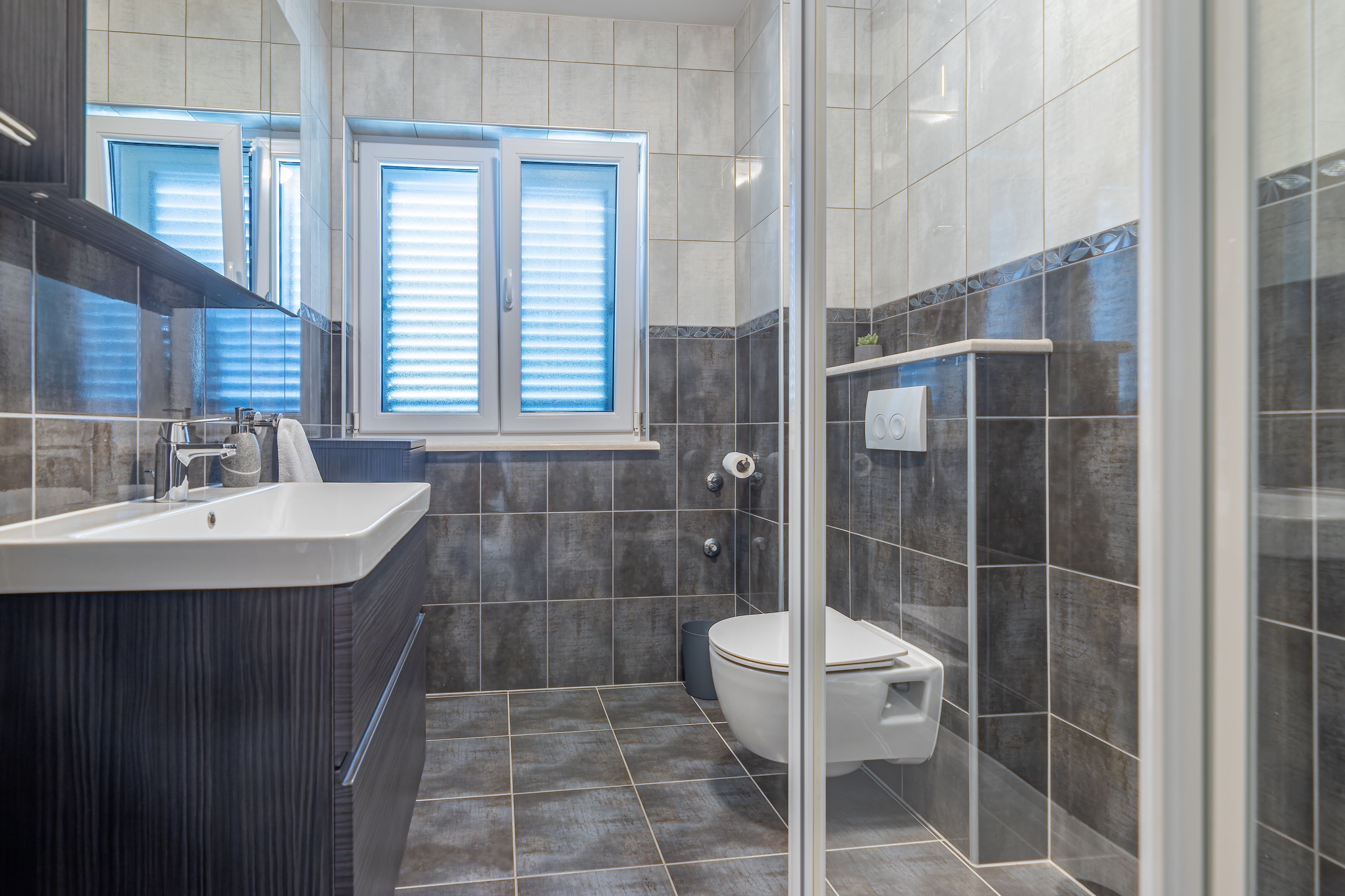 Three bedroom apartment with balcony and sea view Sutivan, Brač  A-a