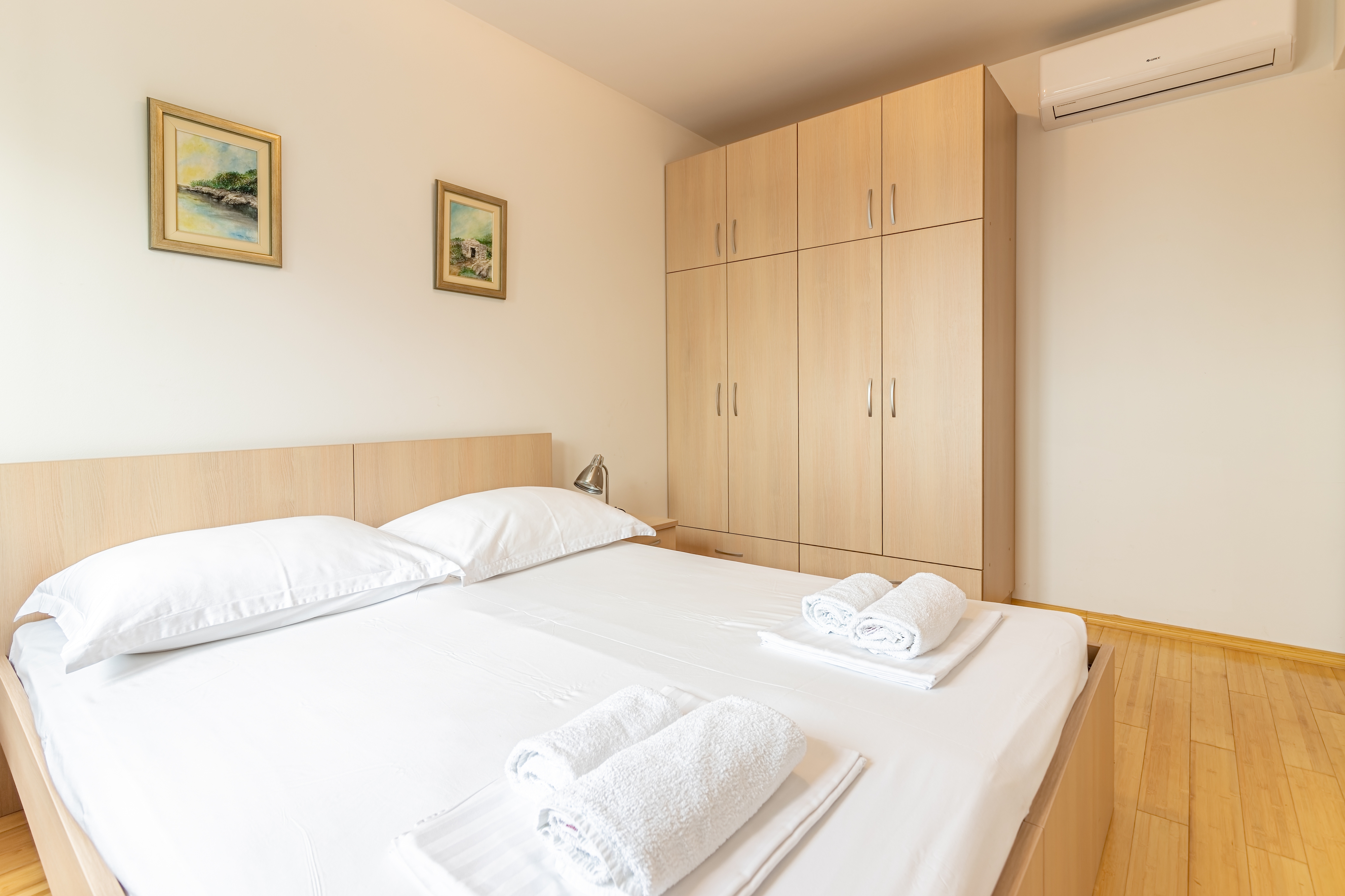 Three bedroom apartment with balcony and sea view Sutivan, Brač  A-a