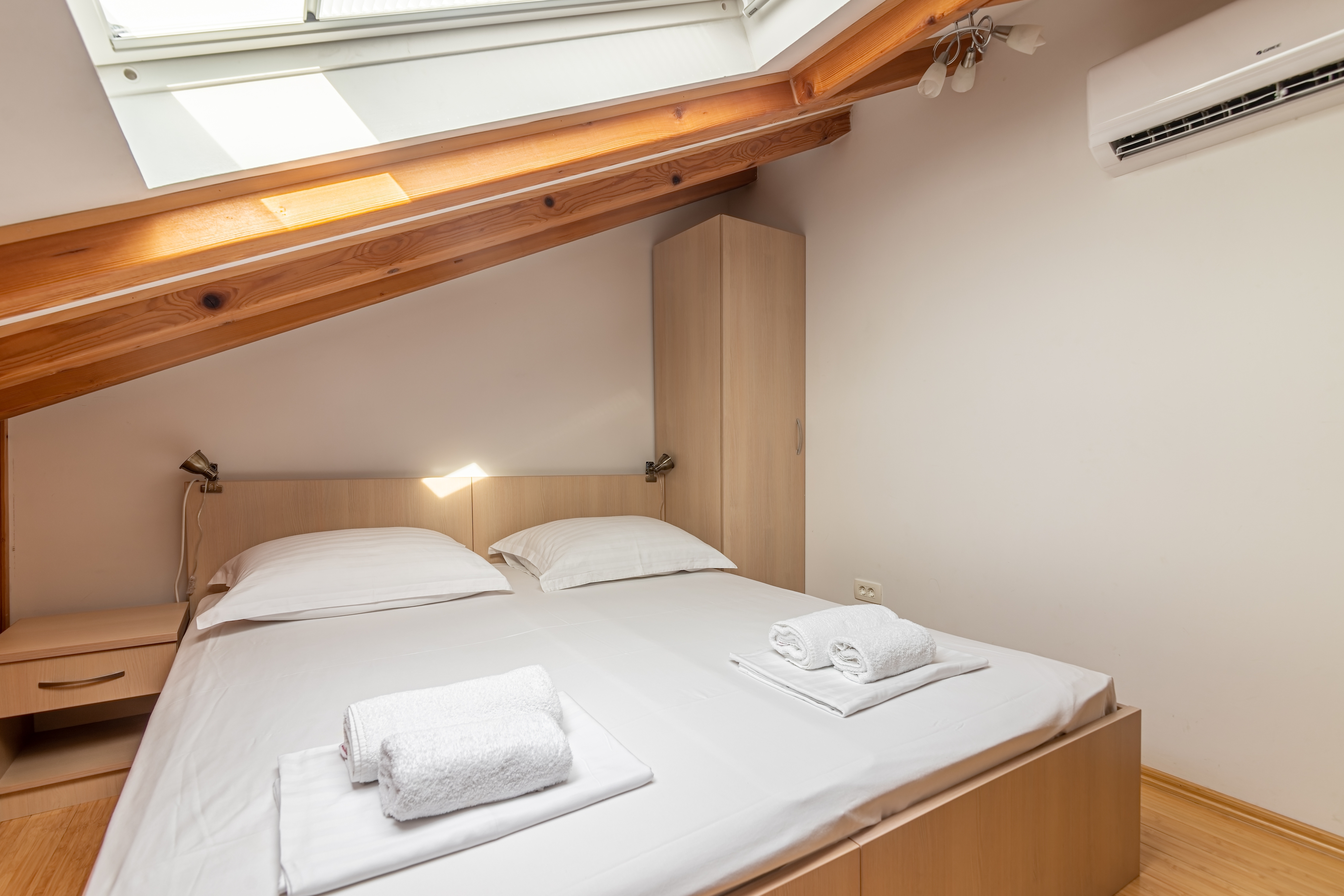 Two bedroom apartment with air-conditioning Sutivan, Brač  A-b