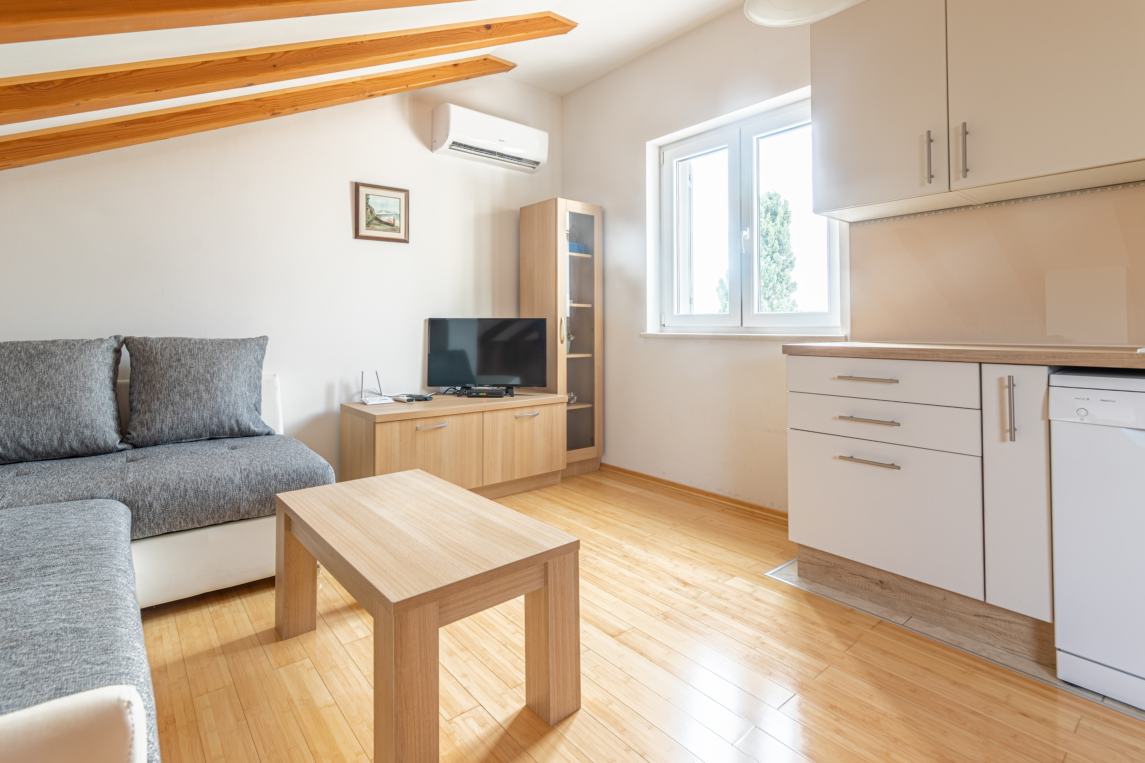 Two bedroom apartment with air-conditioning Sutivan, Brač (A-15665-b)