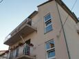 Brodarica, Šibenik, Obiekt 15708 - Apartamenty ze żwirową plażą.