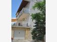Šmrika, Kraljevica, Parkiralište 15709 - Apartmani sa šljunčanom plažom.