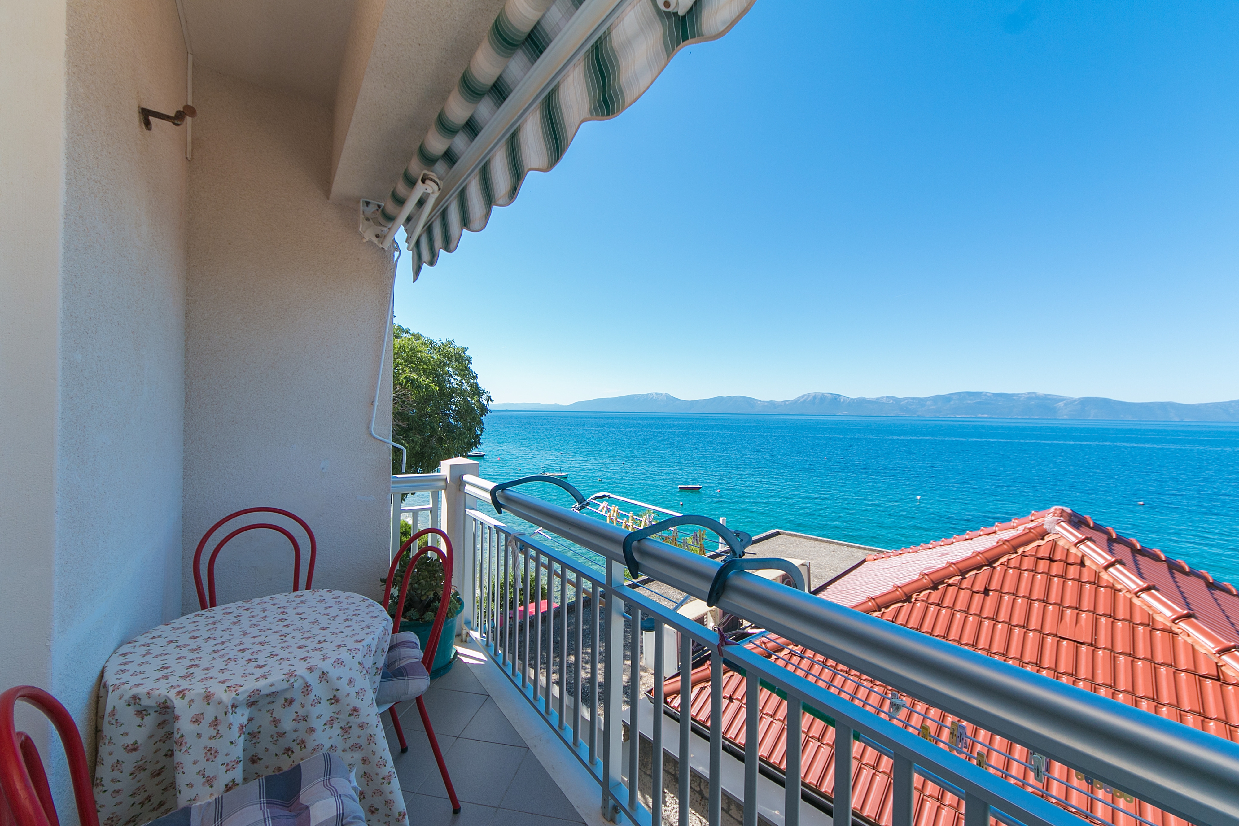 One bedroom apartment near beach Brist, Makarska (A-15714-c)
