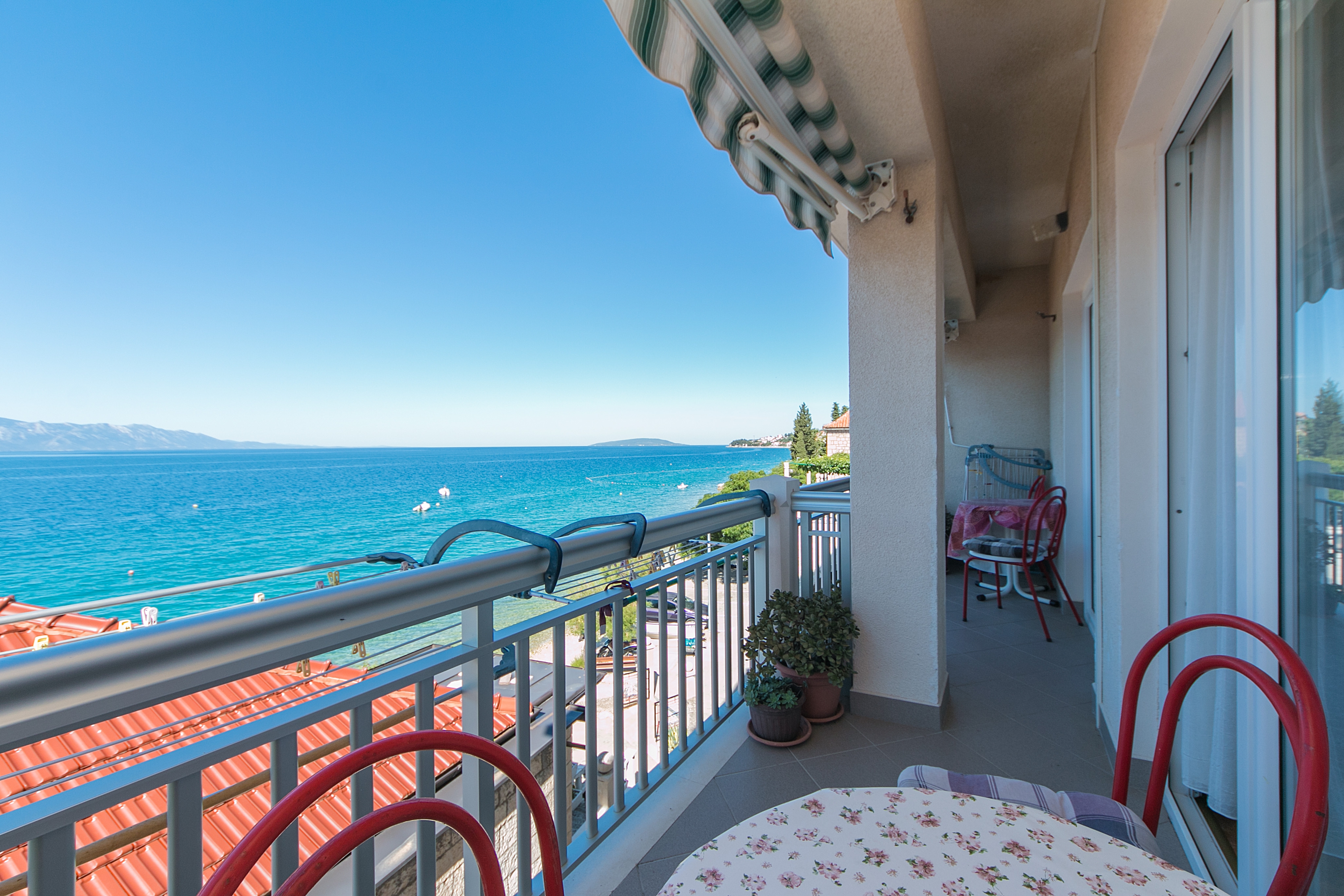 One bedroom apartment near beach Brist, Makarska  A-c