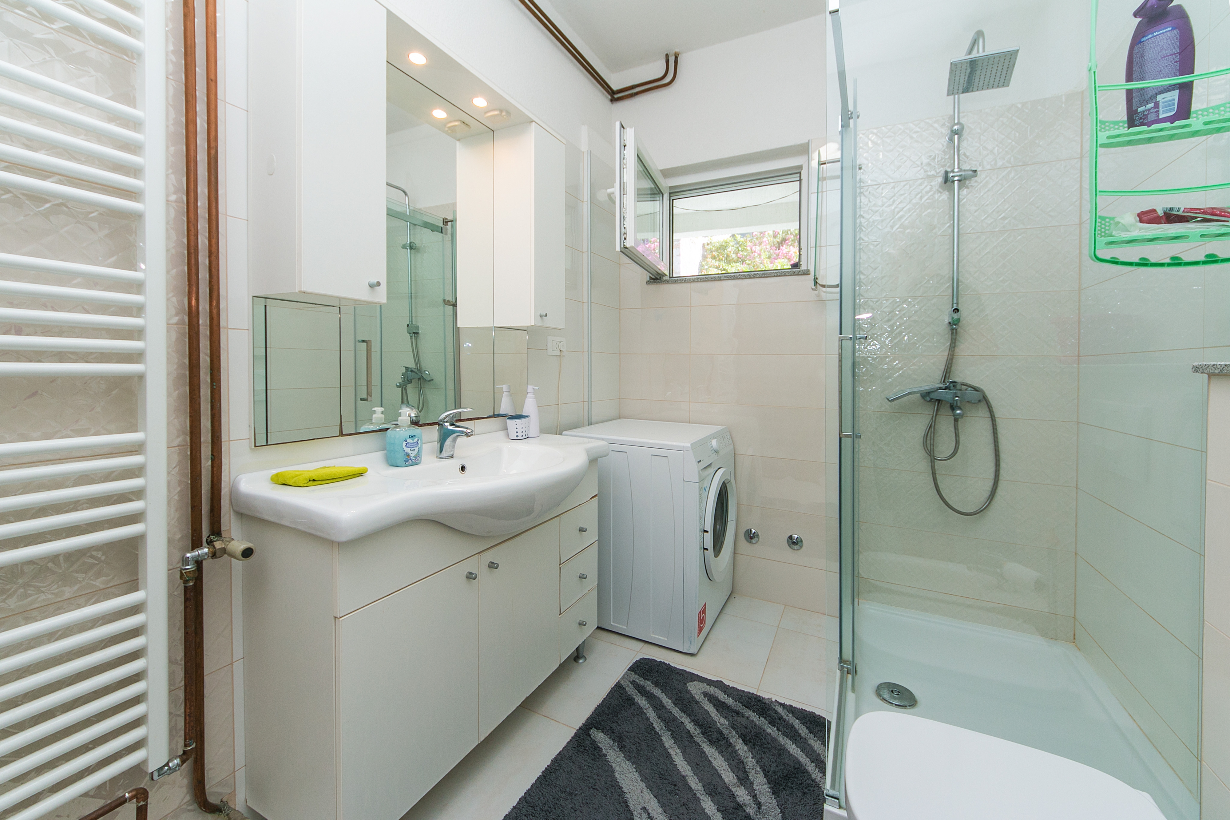 One bedroom apartment near beach Brist, Makarska  A-c