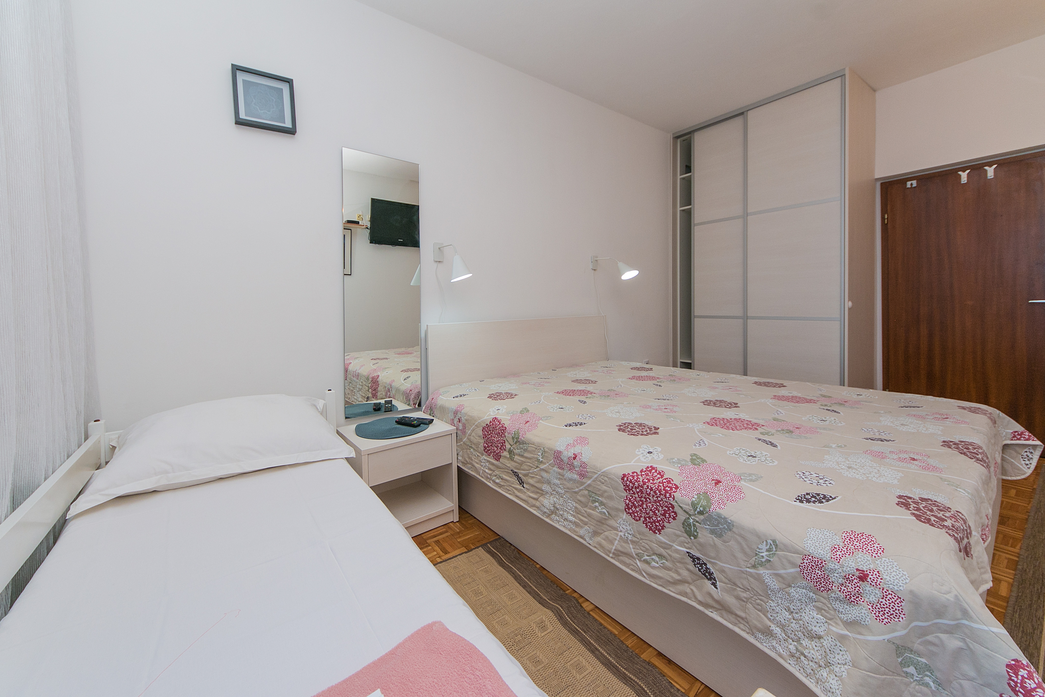 One bedroom apartment near beach Brist, Makarska  A-c