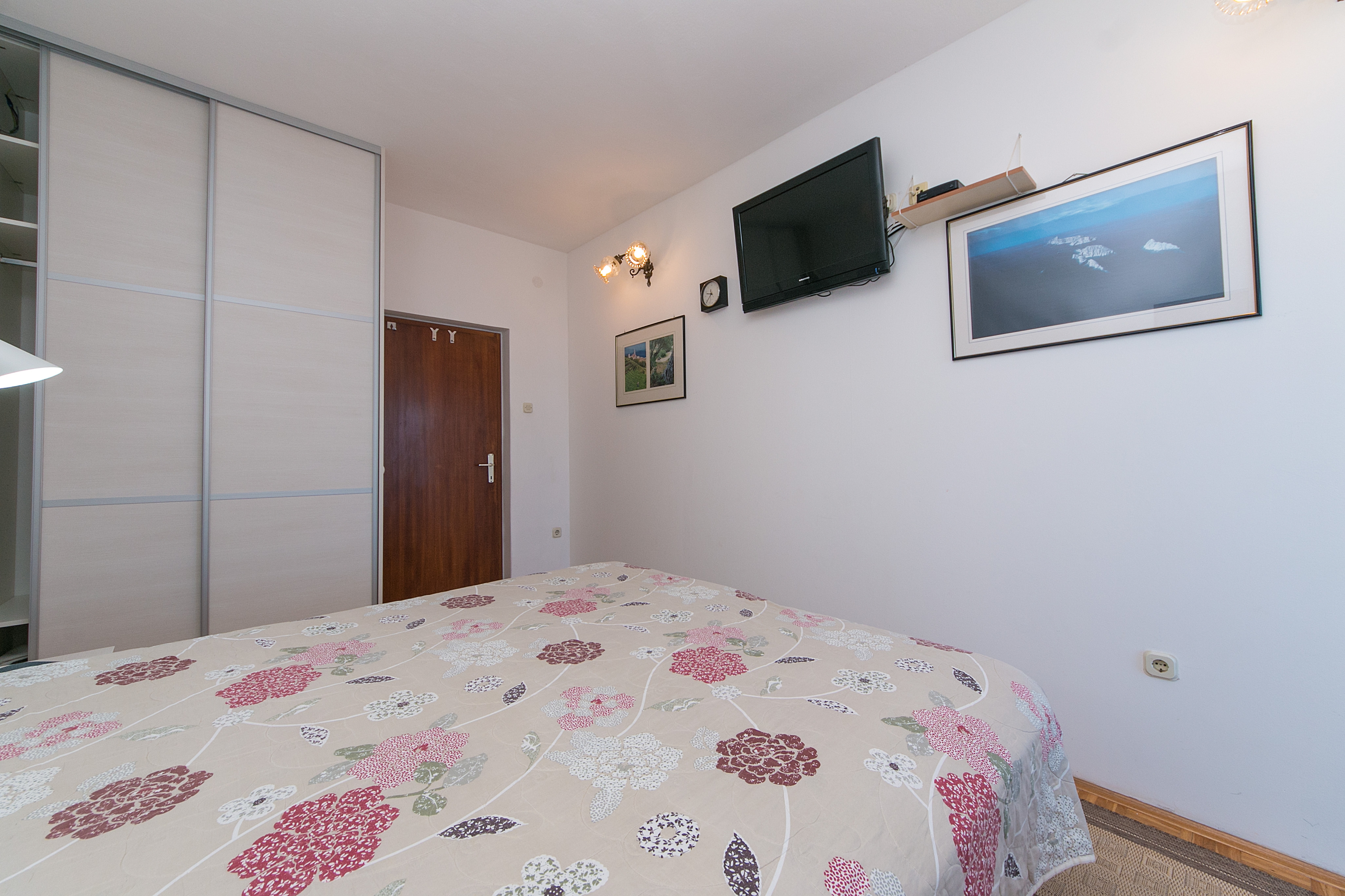 One bedroom apartment near beach Brist, Makarska  A-c