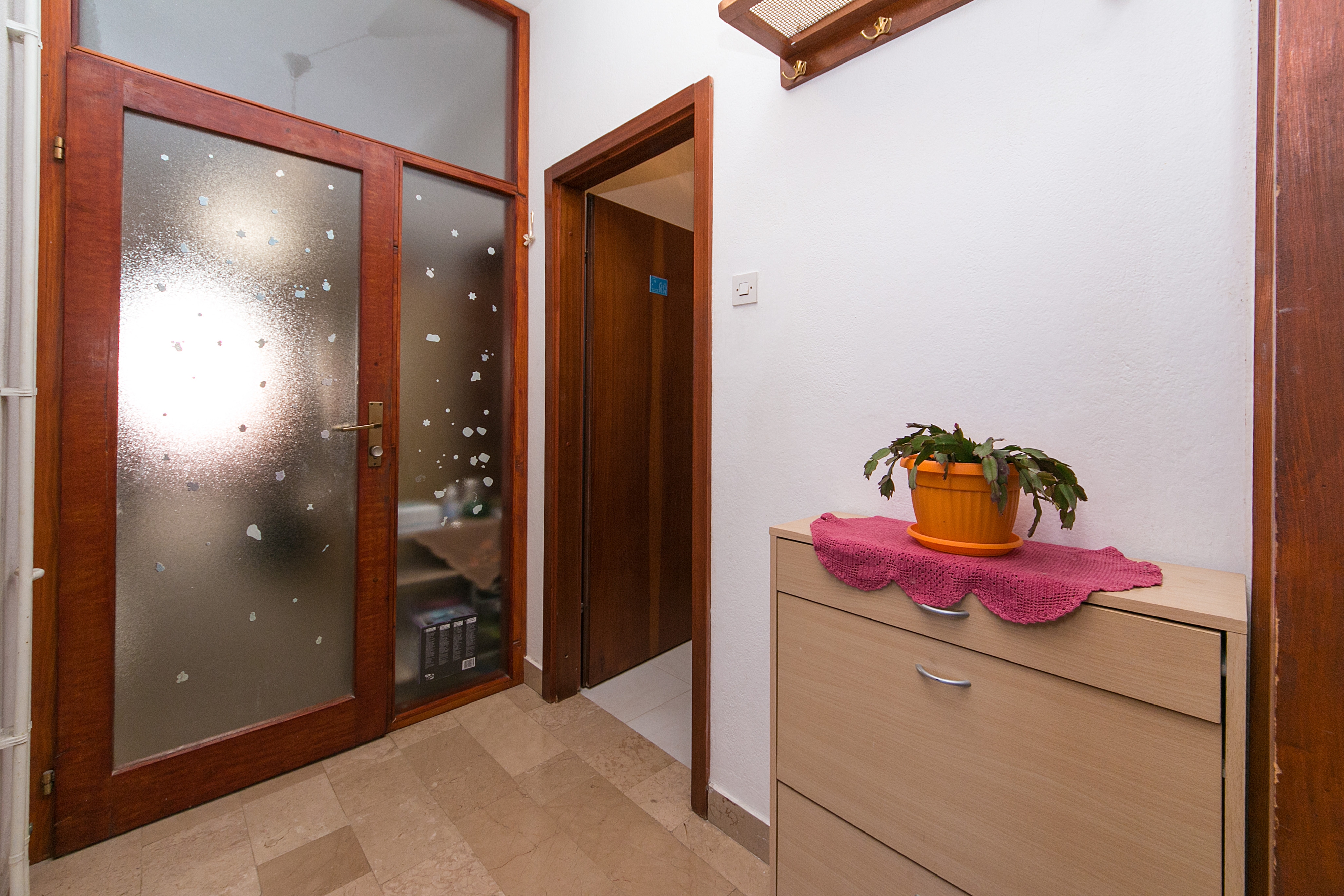One bedroom apartment near beach Brist, Makarska  A-c