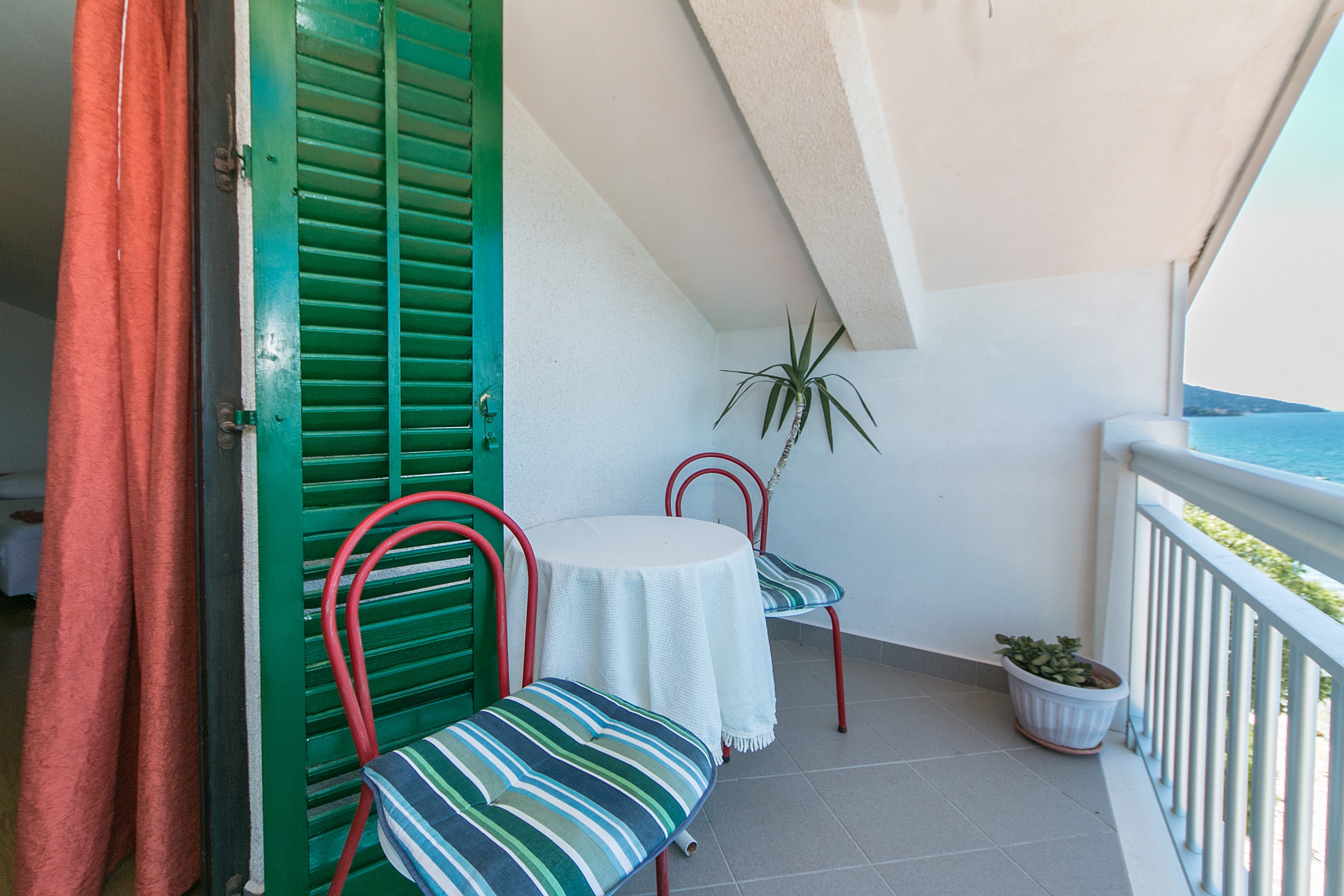 One bedroom apartment near beach Brist, Makarska  A-e
