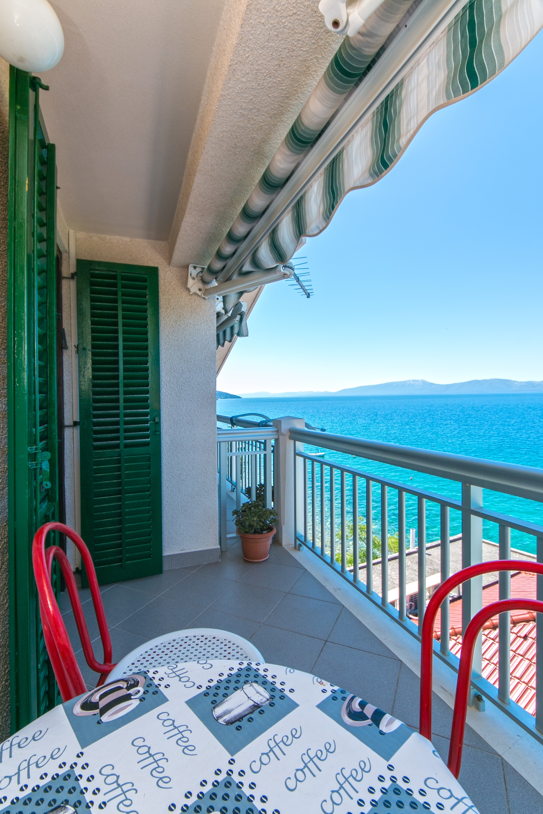 One bedroom apartment near beach Brist, Makarska  A-e