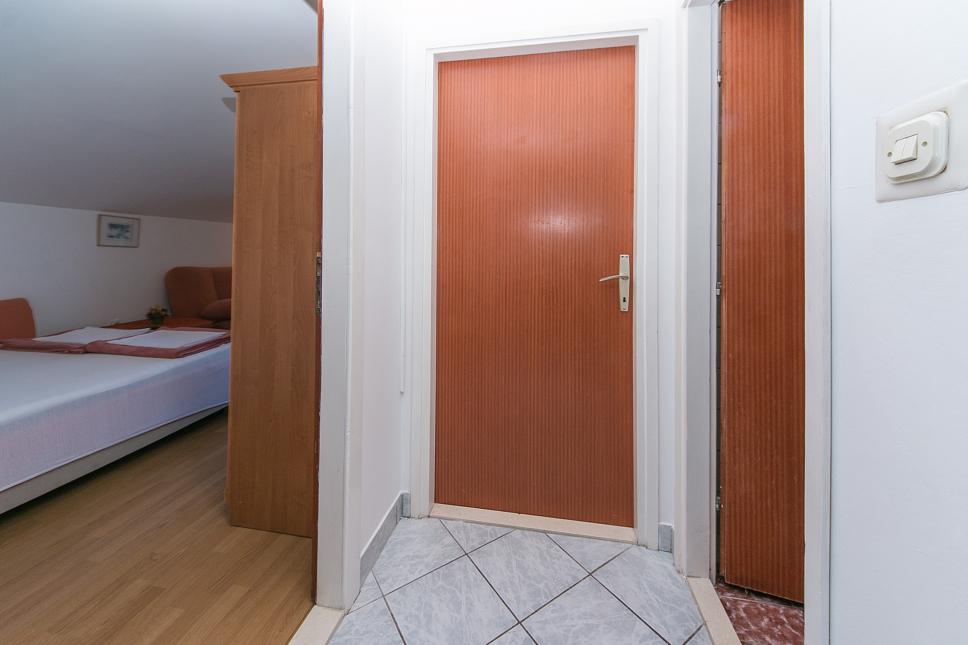 One bedroom apartment near beach Brist, Makarska  A-e