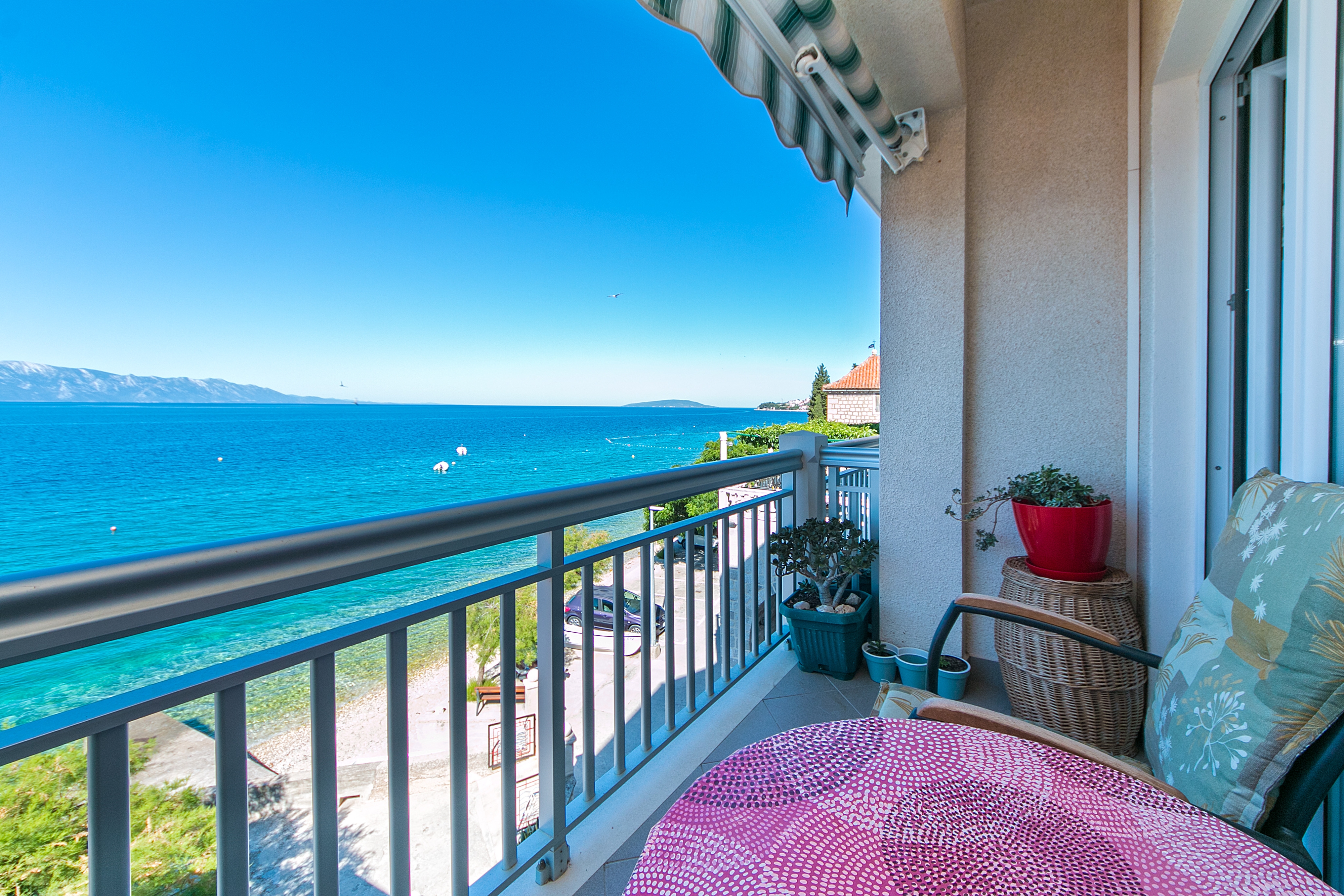 One bedroom apartment near beach Brist, Makarska  A-c